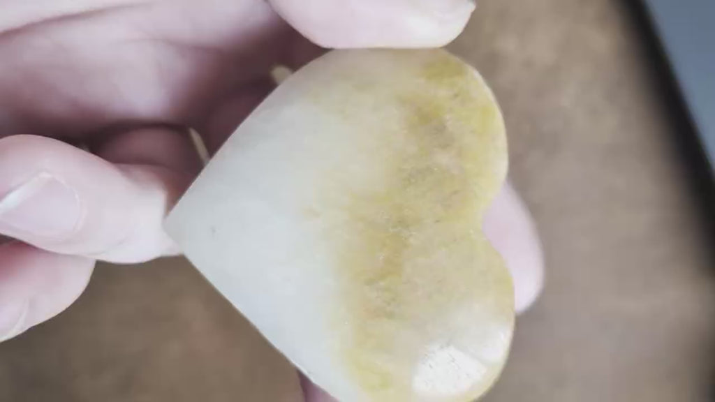 Detailopname van de blauwe gloed op een handgesneden Maansteen edelsteen hart.