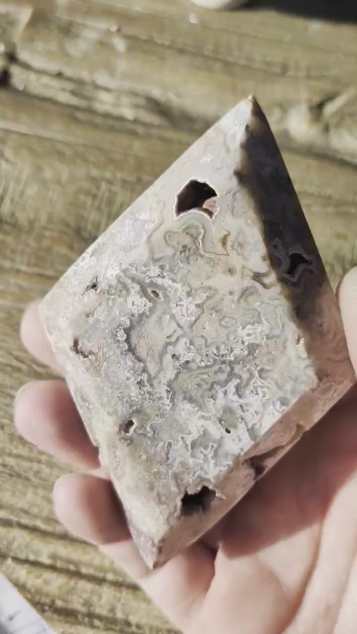 Grote handgeslepen ruit van Crazy Lace Agaat met aardse patronen en natuurlijke kristalholtes, 10 cm lang video