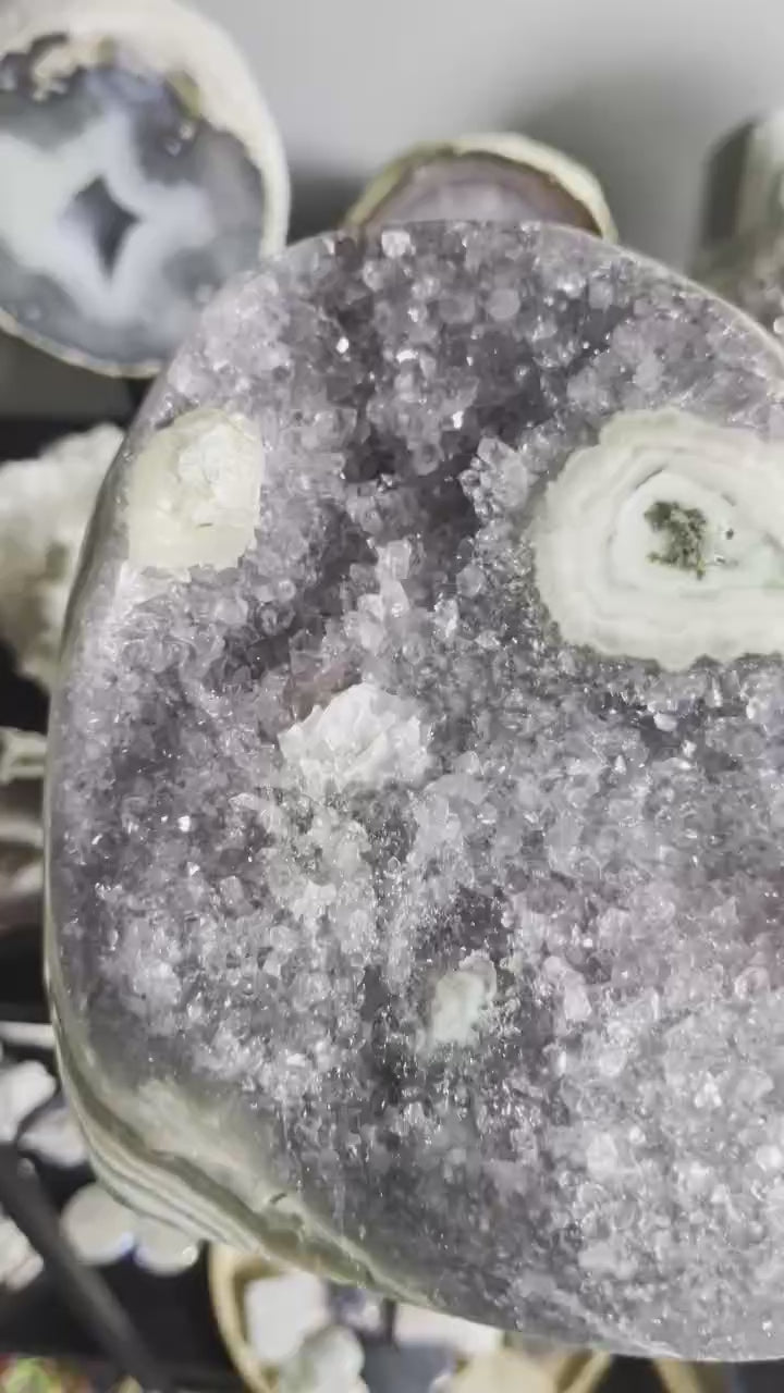 Een indrukwekkende amethist geode van 2252 gram met diepe, natuurlijke kristalformaties en een robuuste omlijsting