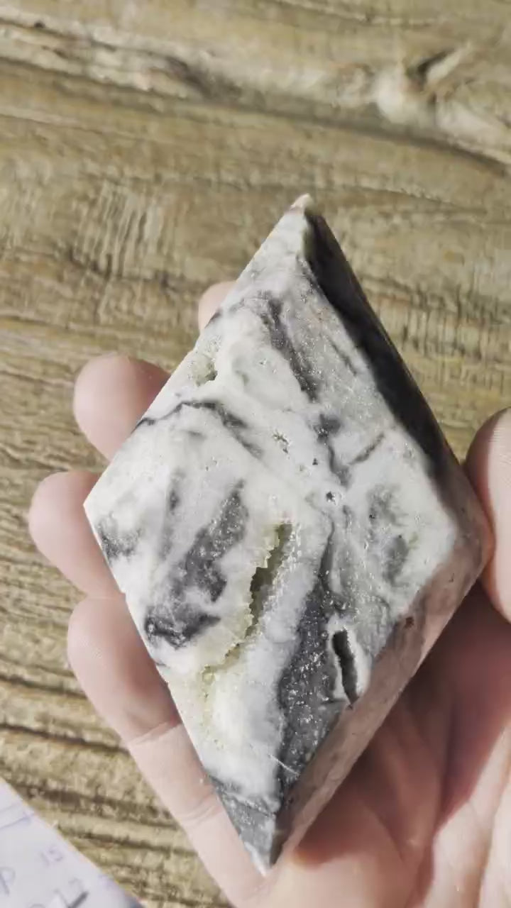 Zijaanzicht van de Sfalereiet ruit tonend de massieve 2,5 cm dikte en de robuuste, natuurlijke structuur van de steen video.