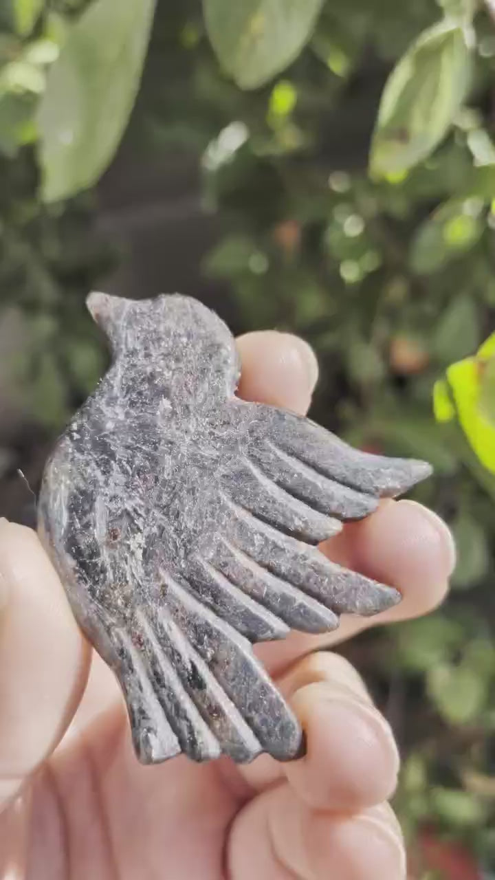 Astrophylite vogeltje carving – handgesneden edelsteen beeldje van 6x5 cm