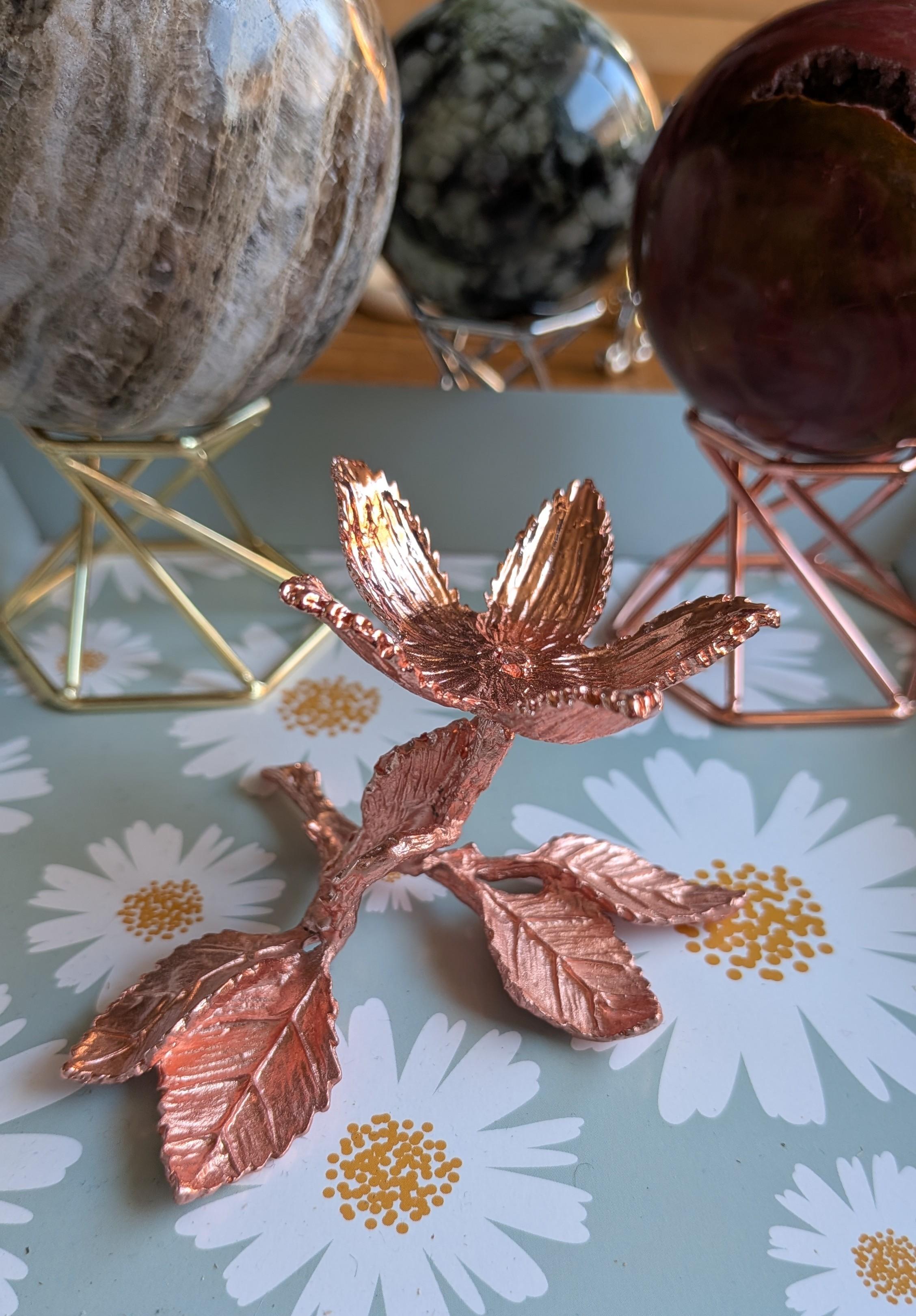 Gedetailleerde roségoudkleurige metalen bollenhouder in de vorm van een bloem, 5 cm opening, geschikt voor grote edelsteen bollen. Prijs 9,95 euro.