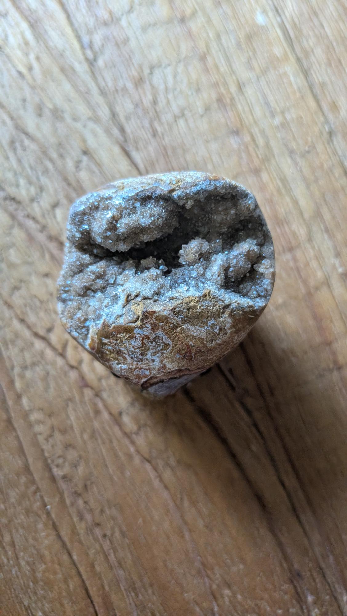 Close-up van sprankelende Druzy kwarts textuur op handgemaakt stenen figuurtje