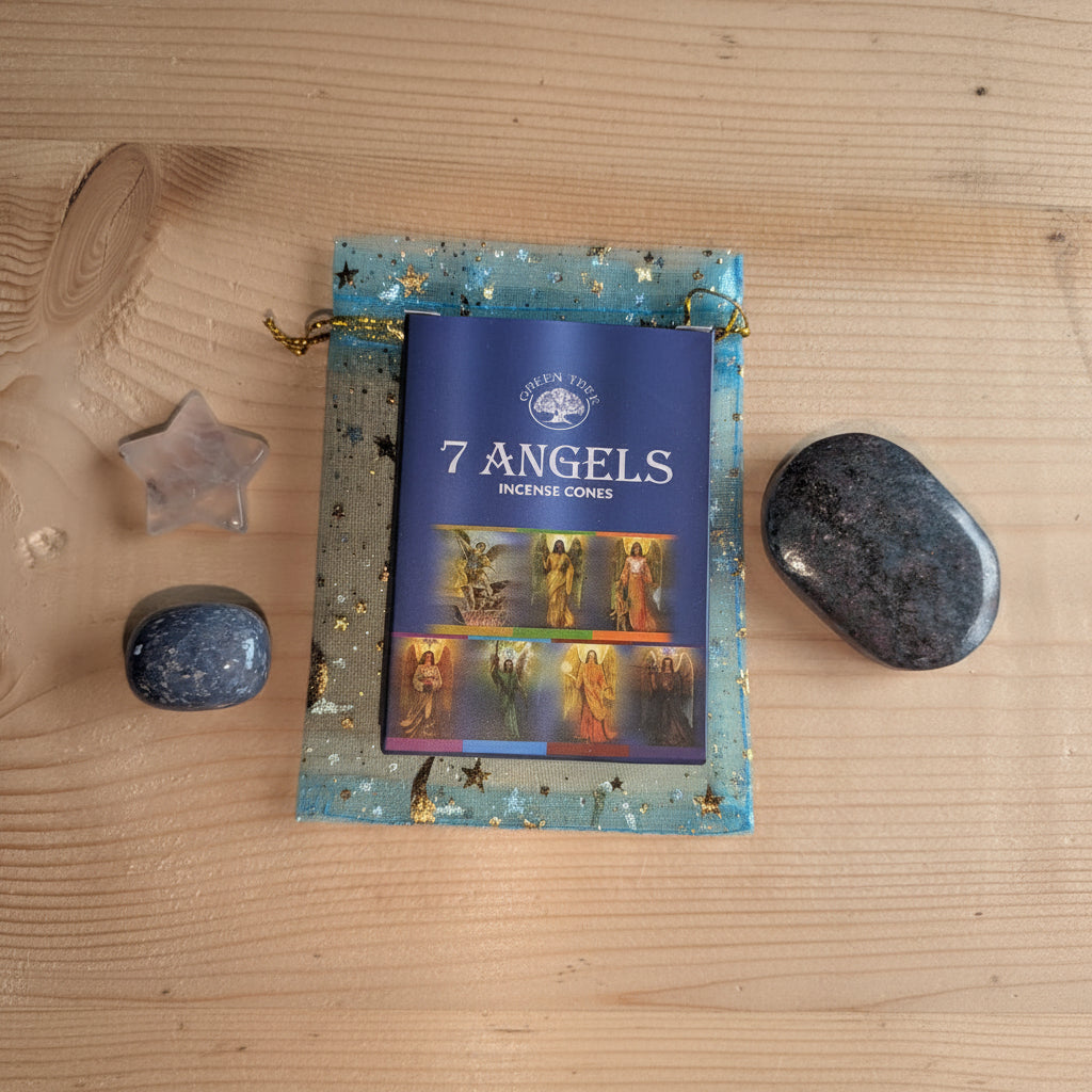 Geschenkset in een blauw organza zakje met gouden sterren, bevattende een robijn in kyaniet palmsteen, een bergkristal ster, een kwarts trommelsteen en een doosje 7 Angels wierookkegels.