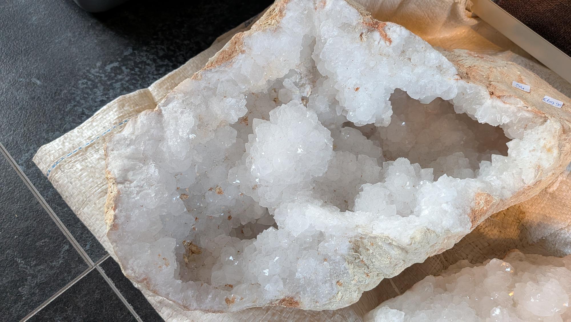 54. Bergkristal Geode XL - 9 Kilo - 35 cm - Pure Zuivering OP=OP