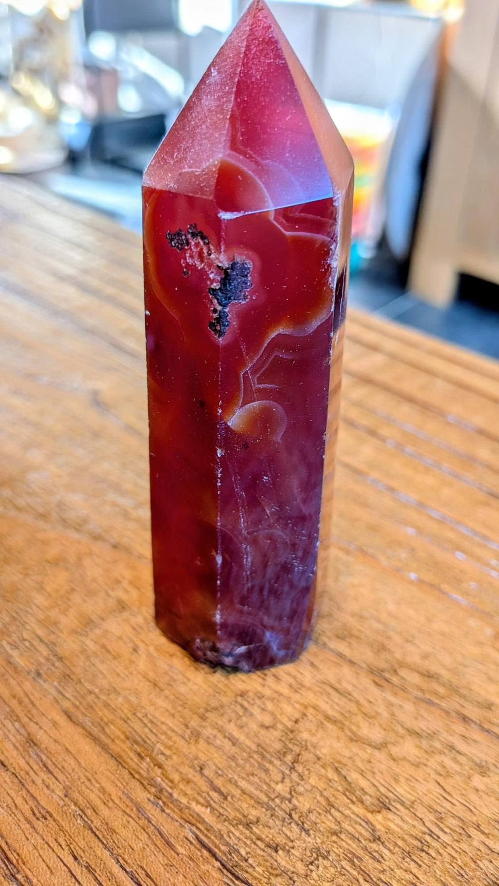 "Vooraanzicht van een dieprode carneool toren van 11 cm hoog met natuurlijke patronen."