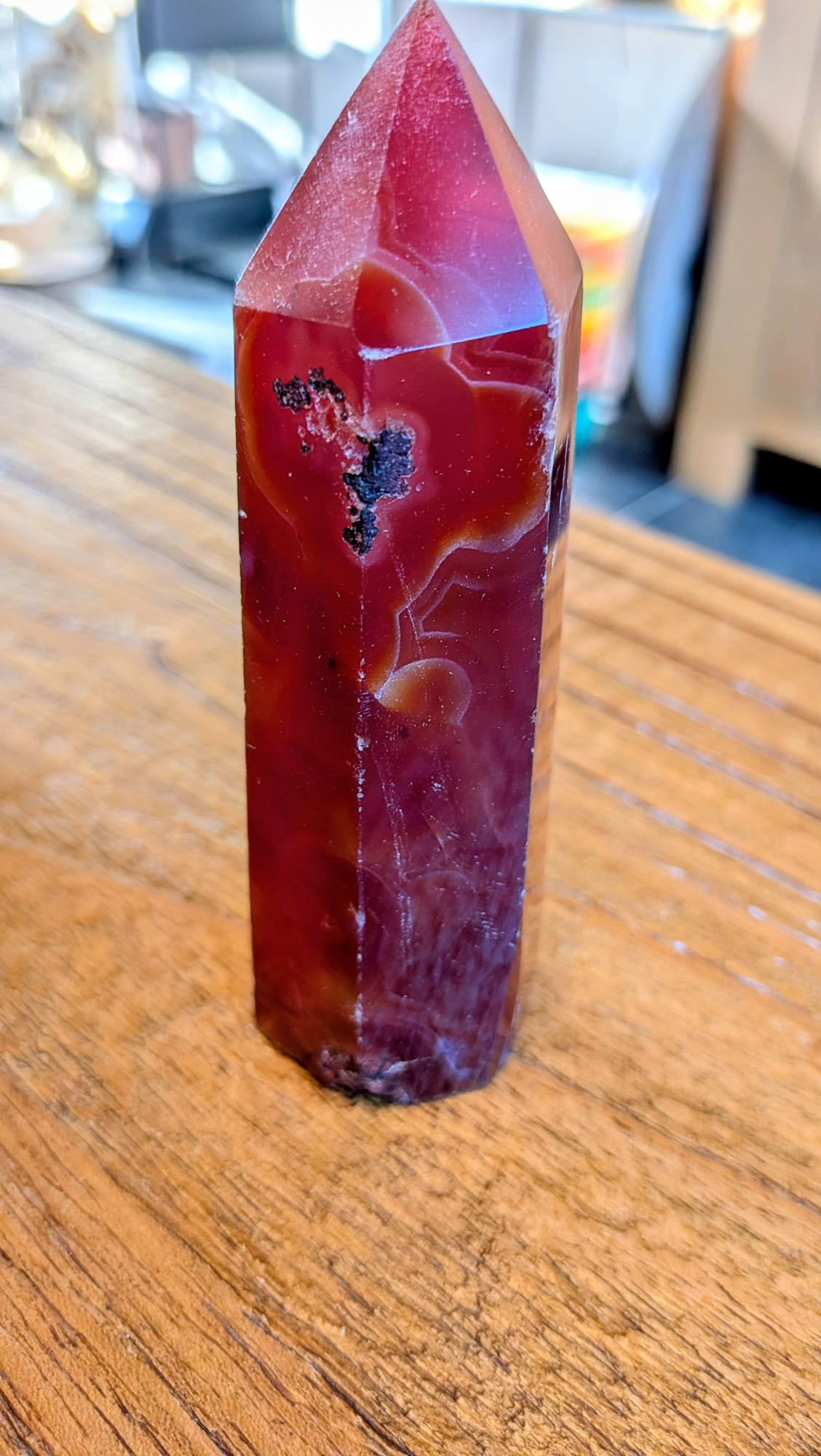 "Vooraanzicht van een dieprode carneool toren van 11 cm hoog met natuurlijke patronen."