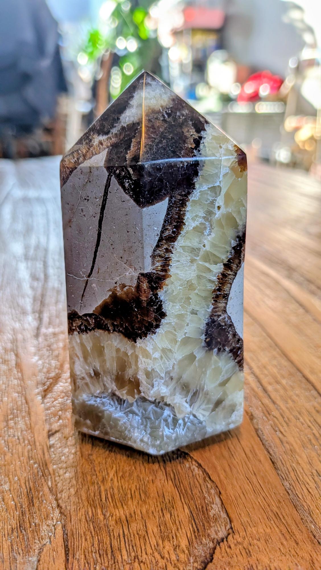 Gepolijste Septarie toren met bruine kalksteen en gele calciet patronen.