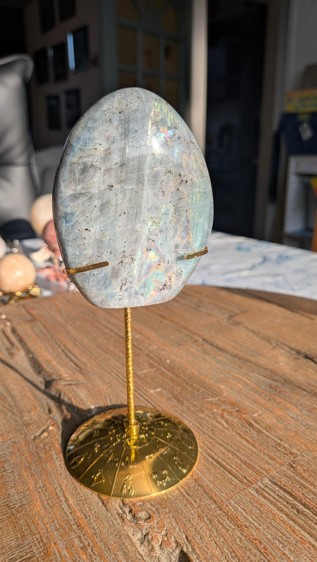 Grote AAA+ Labradoriet edelsteen 237 gram met intense verticale regenboog flash op een luxe goudkleurige standaard met gegraveerde voet