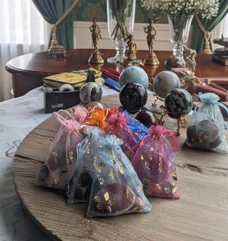 Lichtblauw verrassingszakje voor edelstenen met een unieke inhoud van gepolijste stenen en carvings.