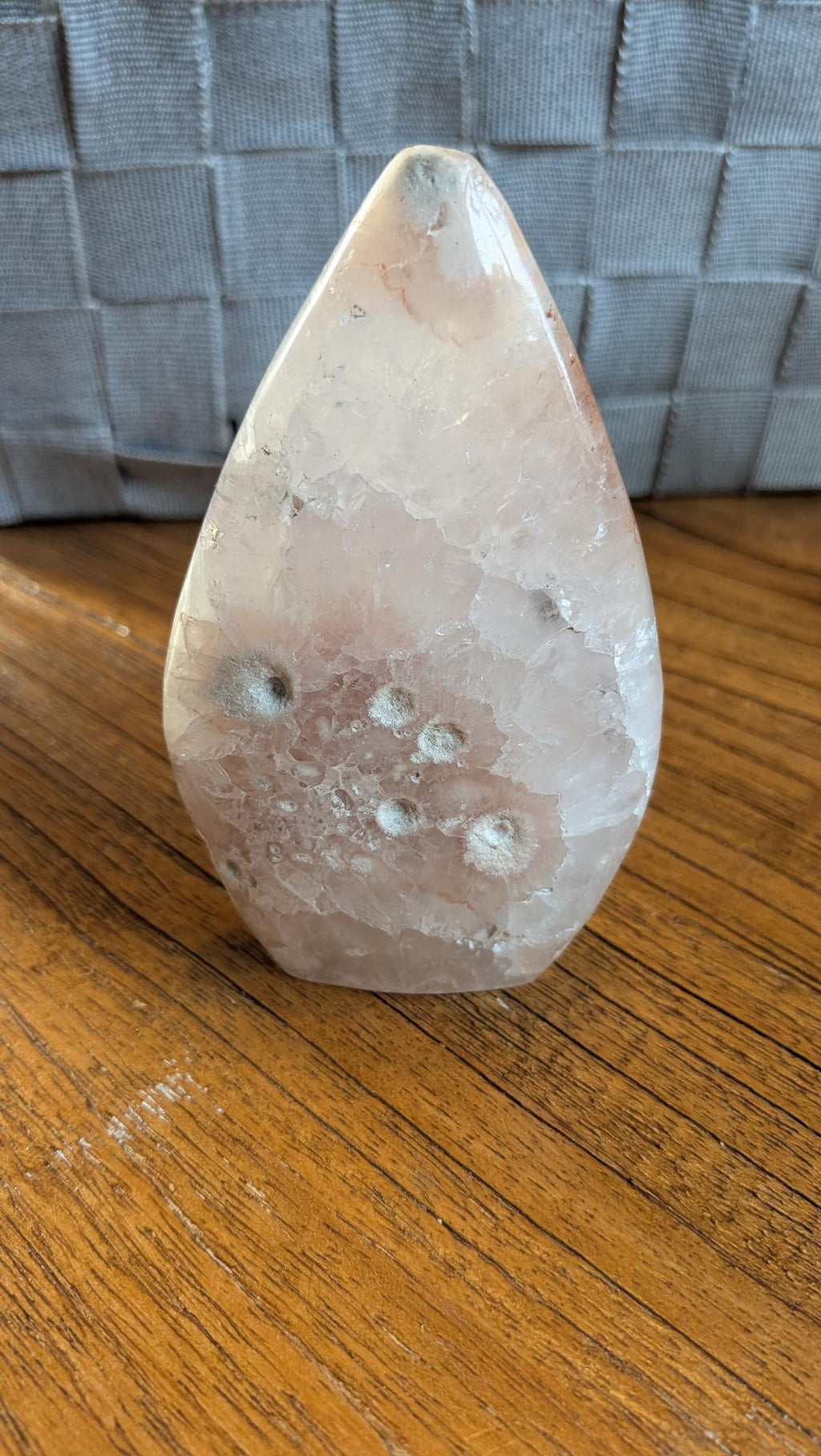 Slanke Bloemagaat punt met witte bloempatronen en roze tinten, 10,5 cm hoog en 190 gram, op een houten ondergrond.