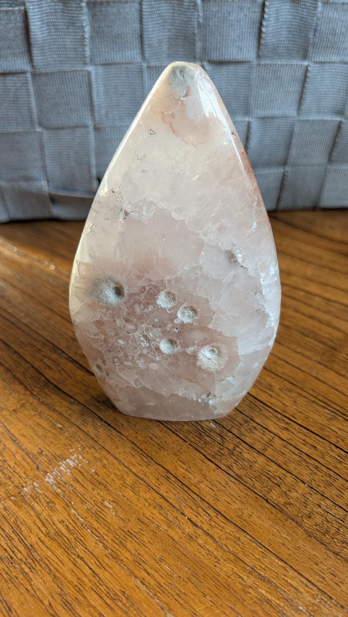 Slanke Bloemagaat punt met witte bloempatronen en roze tinten, 10,5 cm hoog en 190 gram, op een houten ondergrond.