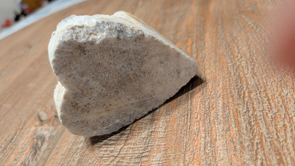 Wit Angel Aura Kwarts cluster van 182 gram met een iriserende parelmoerglans op de punten.