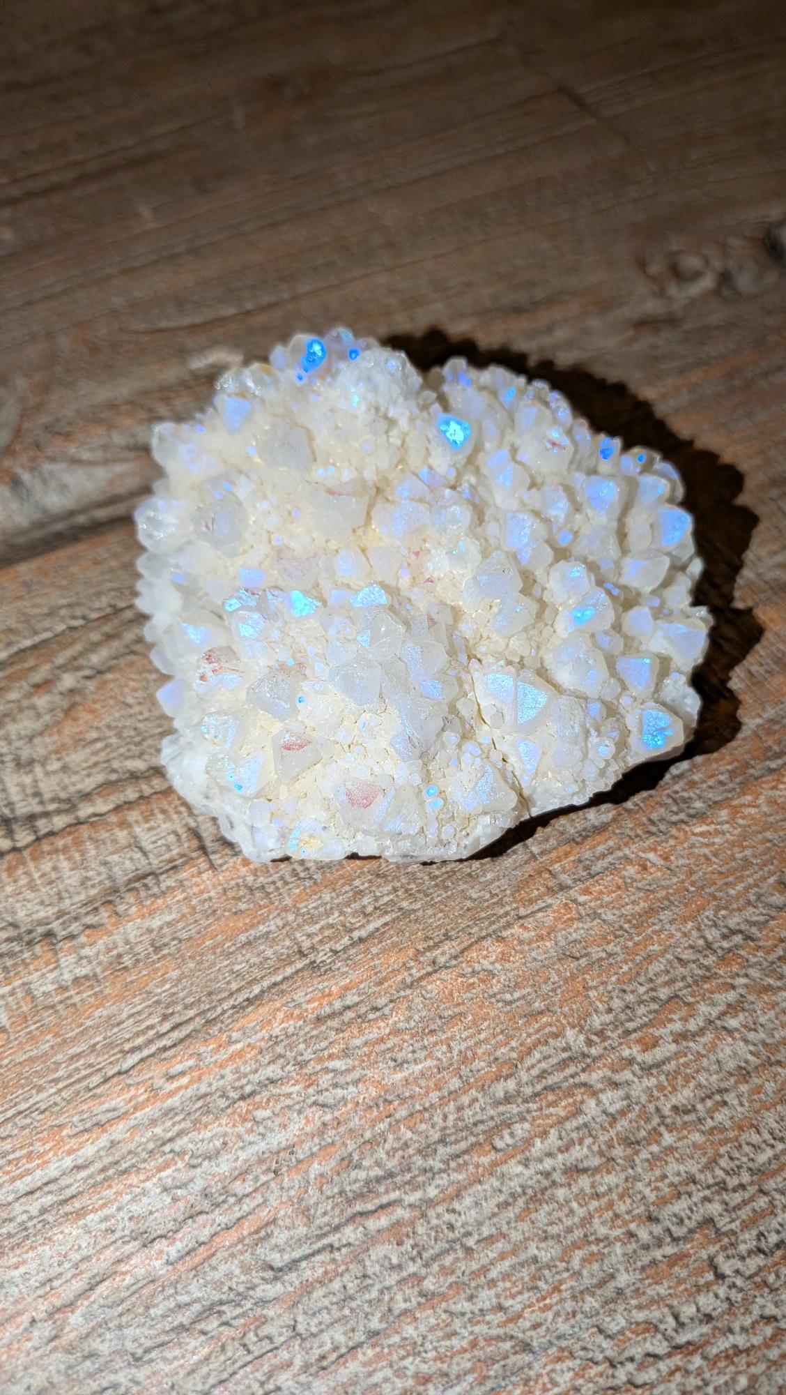 Prachtige Angel Aura Kwarts van 161 gram (8x6 cm). Ontdek de magische iriserende glans van dit unieke cluster. Perfect voor healing, decoratie en verzamelaars.