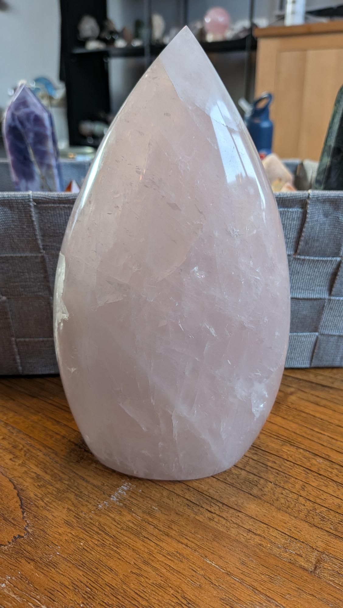 "Indrukwekkende XL Rozenkwarts vrije vorm van 20 cm hoog en 1936 gram, met zachte roze tinten en een gepolijste glans op een houten ondergrond."