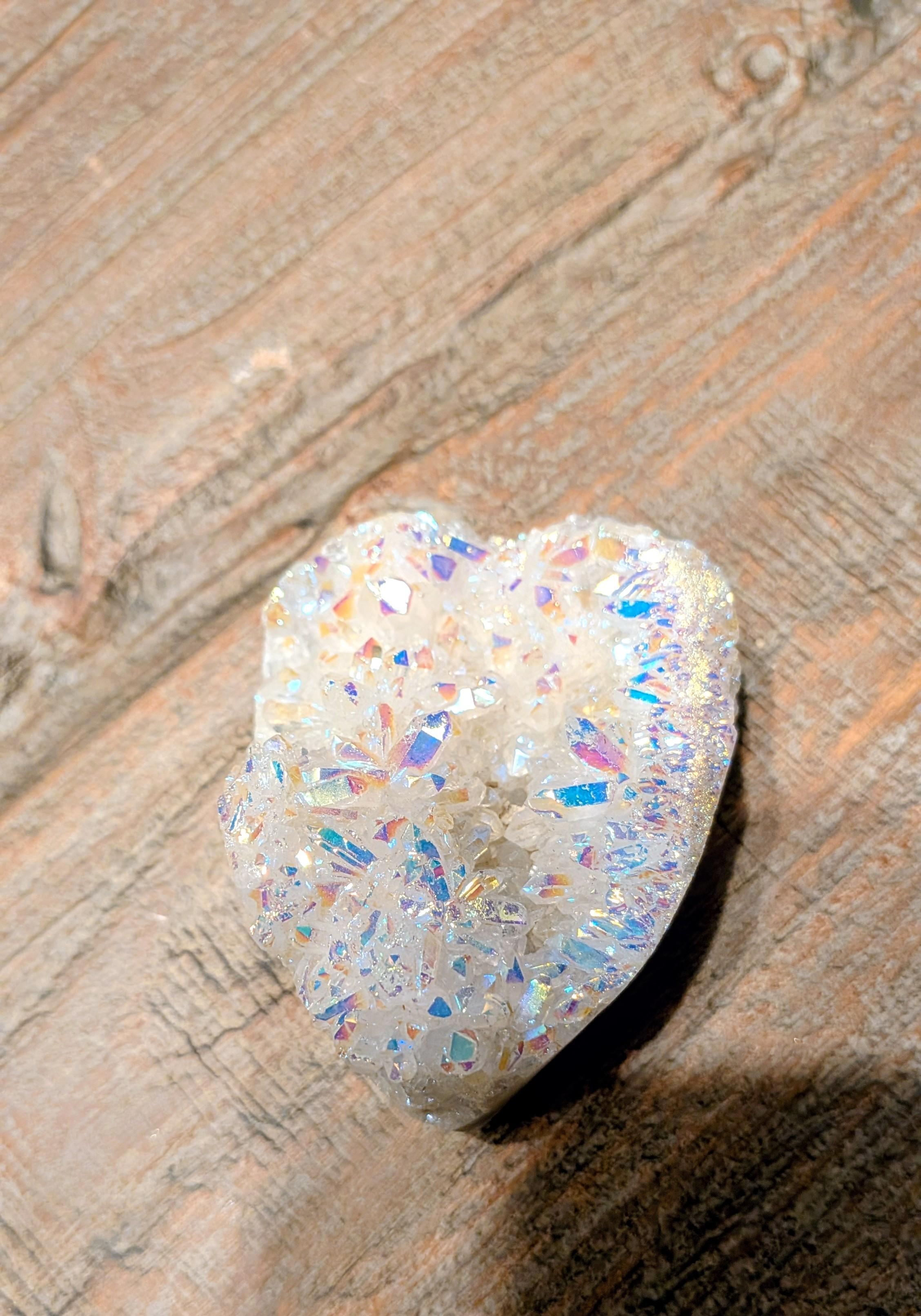 Wit Angel Aura Kwarts cluster van 182 gram met een iriserende parelmoerglans op de punten.