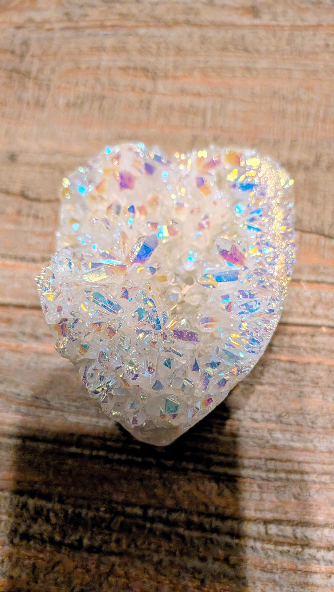 Wit Angel Aura Kwarts cluster van 182 gram met een iriserende parelmoerglans op de punten.