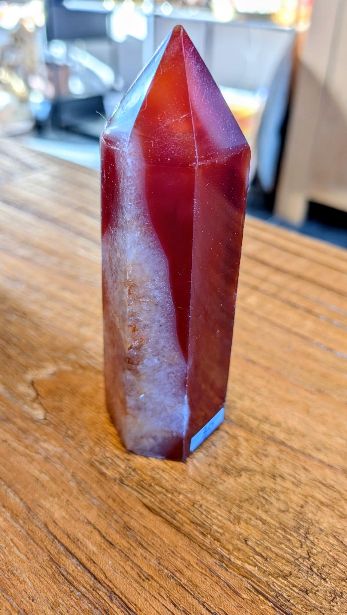 "Zijaanzicht van een carneool toren van 187 gram die de overgang laat zien van vurig rood naar wit kristal."