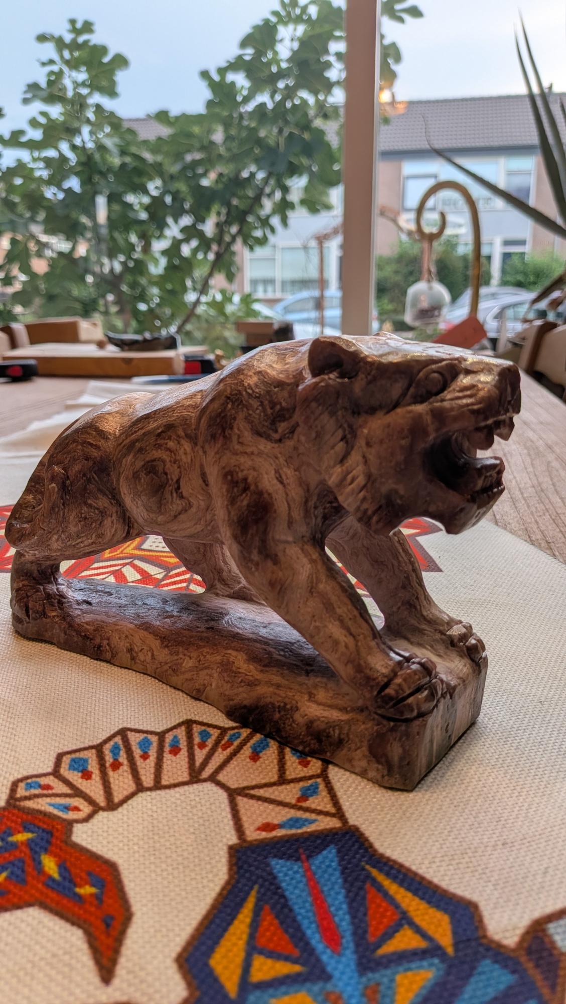 Grote zware tijger carving van versteend hout van 1702 gram en 20 cm - Edeltwist
