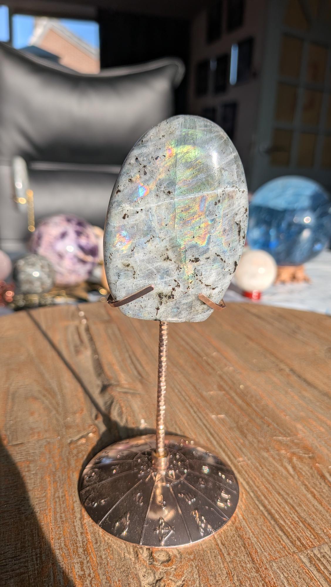 AAA-kwaliteit Labradoriet met intense regenboog flash op koperen standaard