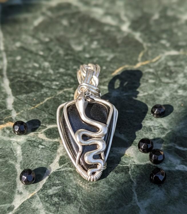 Handgemaakte Purperiet hanger met zilveren slang wire wrap design