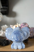 Blauw Stitch figuur (5x6 cm) geslepen uit sodaliet edelsteen, perfect als decoratief object in een kristalcollectie of op een boekenplank.
