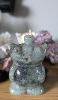 Alien figuur, labradoriet beeldje, edelsteen decoratie, spiritueel interieur, kristallen verzameling, uniek woonaccessoire, edelstenen kopen, Edeltwist, alien verzamelobject