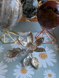Gedetailleerde zilverkleurige metalen bollenhouder in de vorm van een bloem, 5 cm opening, geschikt voor grotere edelsteen bollen van 6 tot 10 cm. Prijs 9,95 euro.